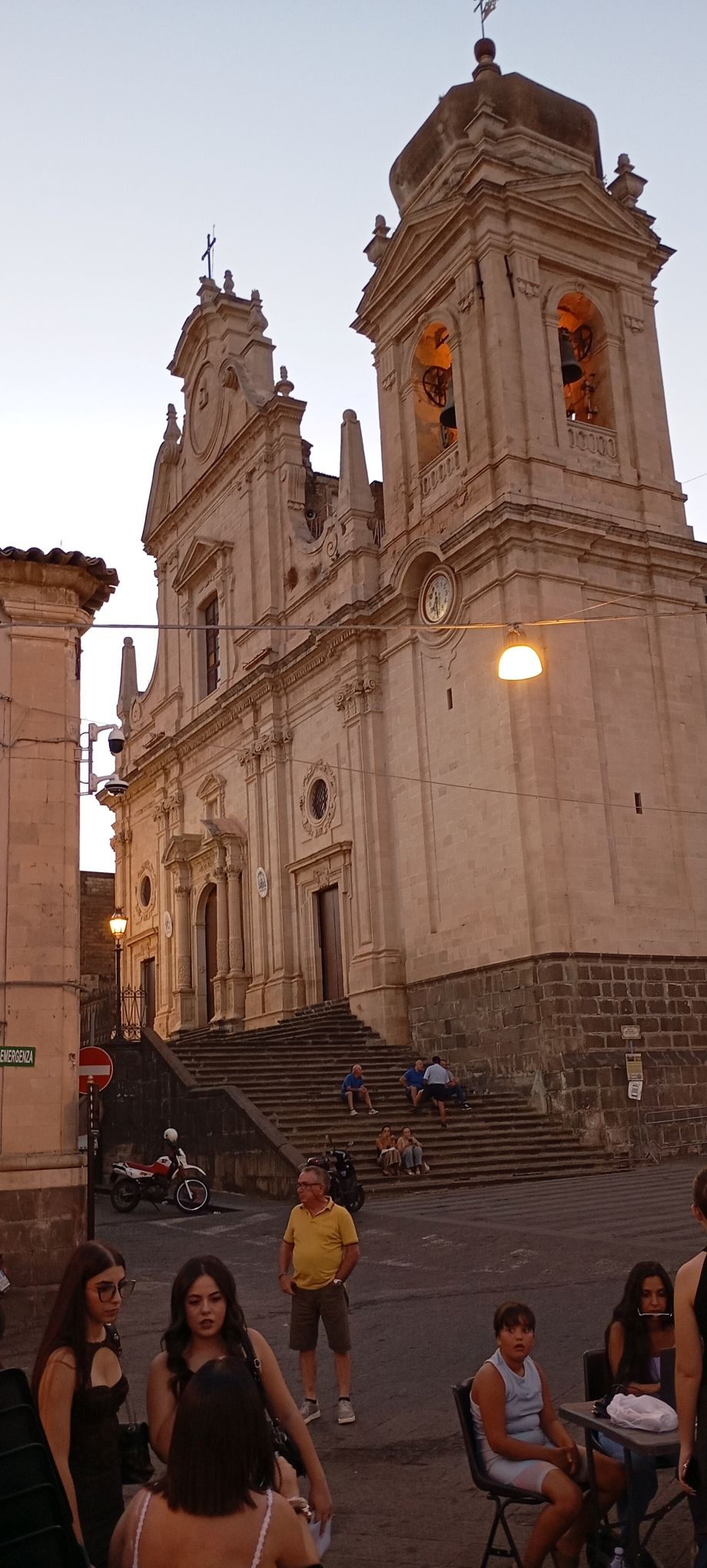 Facciata della chiesa al tramonto